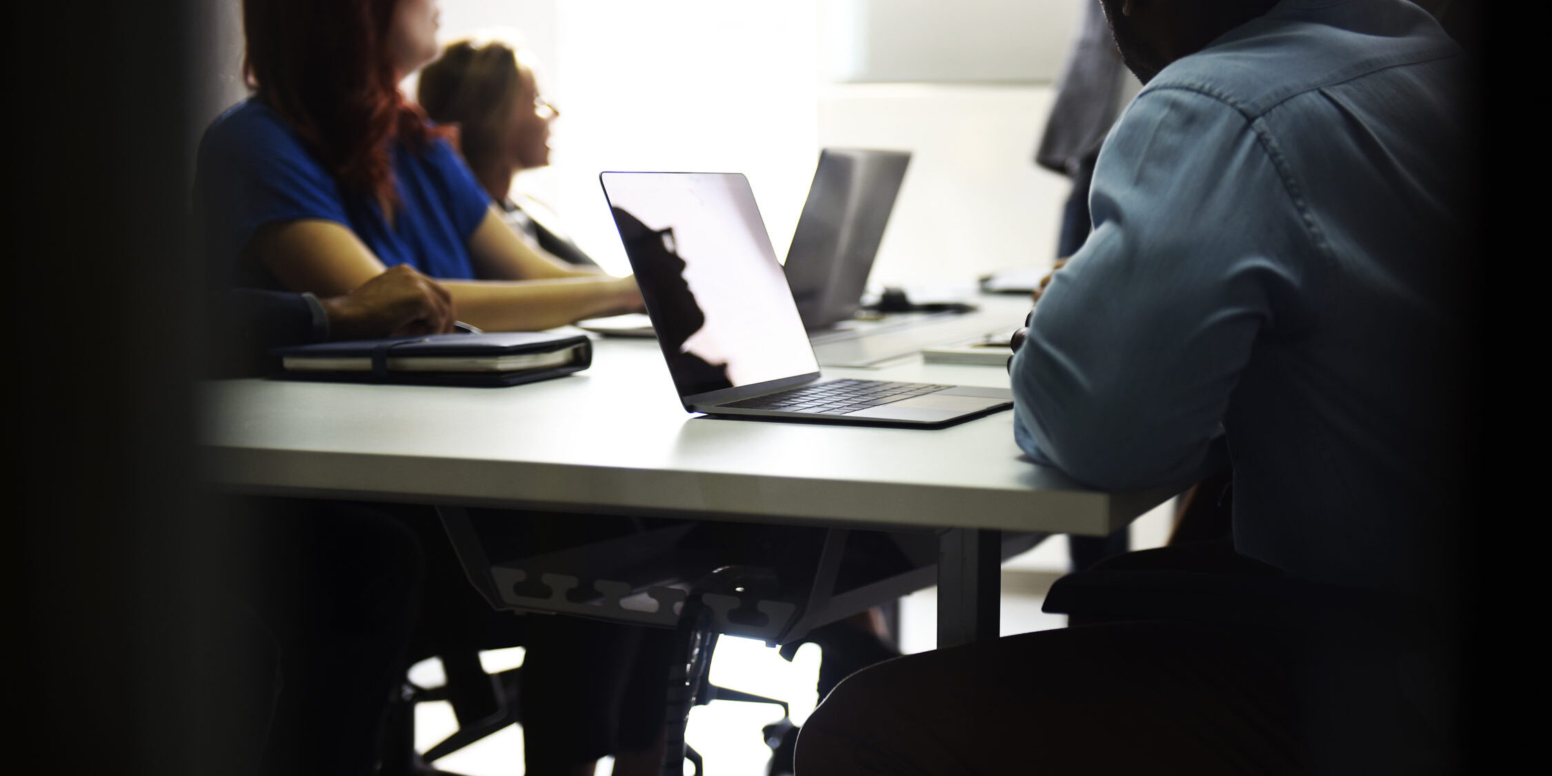 Startup Business People Working on Laptop Rede wireless corporativa - importância