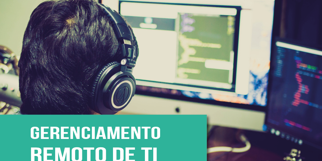 blog – gerenciamento remoto de ti benefícios de optar por um gerenciamento remoto de Ti na sua empresa – foto de um funcionário trabalhando remotamente, com dois computadores à sua frente e fone de ouvido