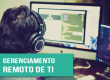 benefícios de optar por um gerenciamento remoto de Ti na sua empresa – foto de um funcionário trabalhando remotamente, com dois computadores à sua frente e fone de ouvido