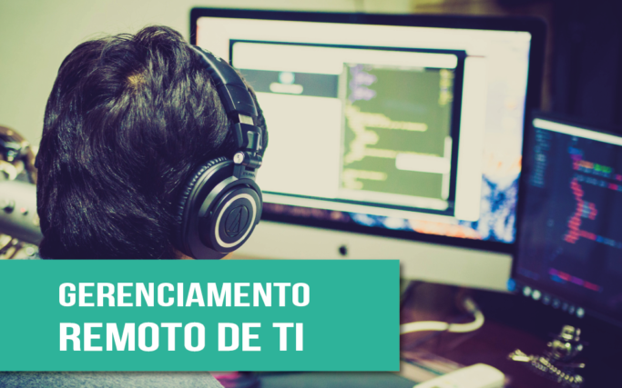 blog – gerenciamento remoto de ti benefícios de optar por um gerenciamento remoto de Ti na sua empresa – foto de um funcionário trabalhando remotamente, com dois computadores à sua frente e fone de ouvido