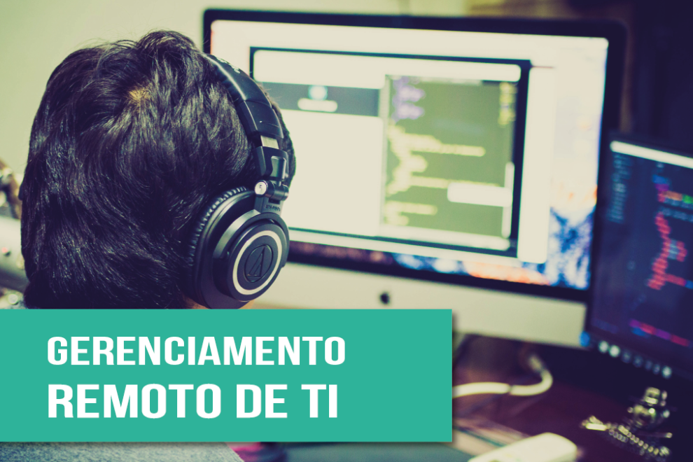 blog – gerenciamento remoto de ti benefícios de optar por um gerenciamento remoto de Ti na sua empresa – foto de um funcionário trabalhando remotamente, com dois computadores à sua frente e fone de ouvido