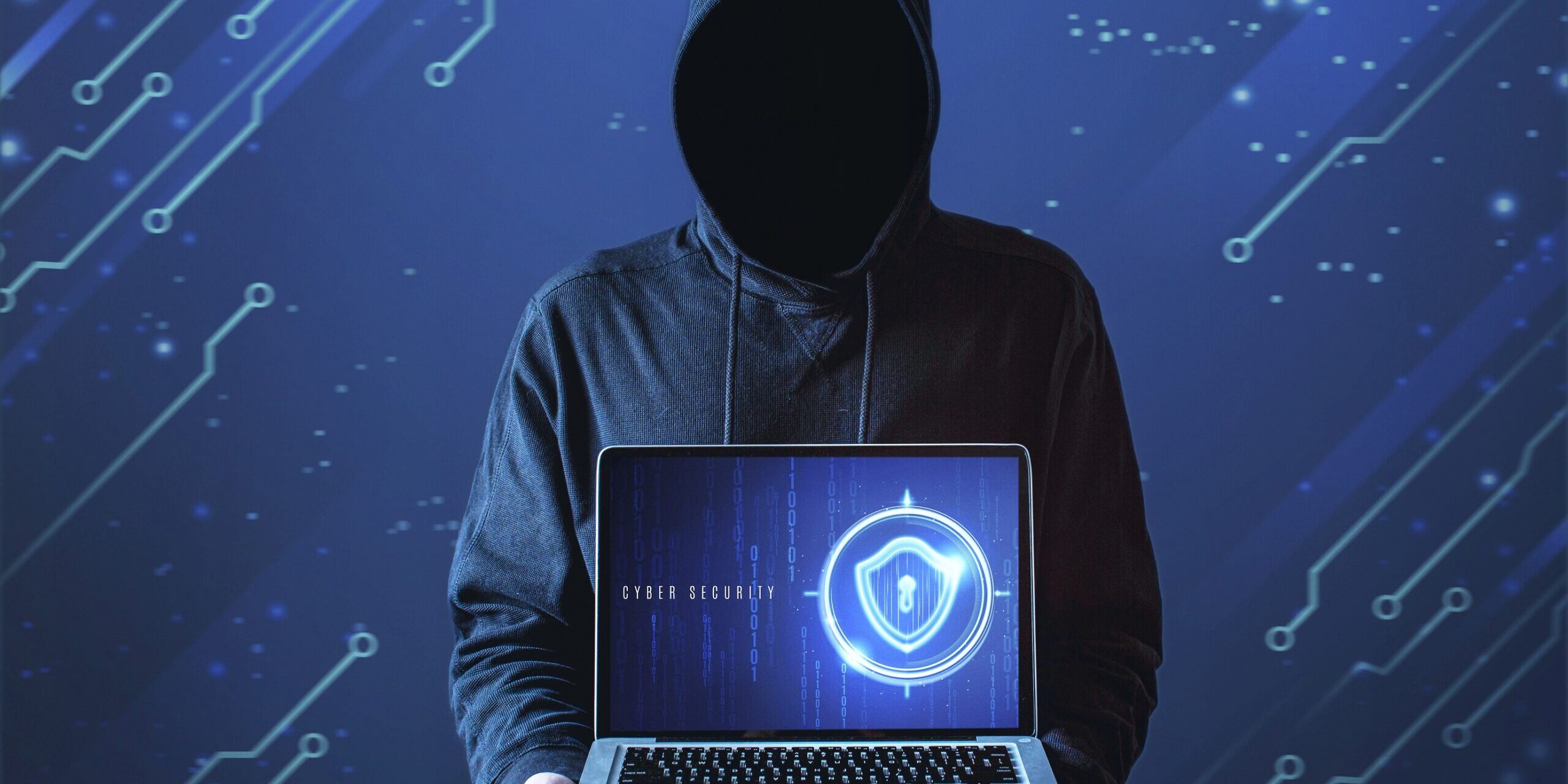homem-tiro-medio-com-capuz-segurando-laptop Ataques cibernéticos