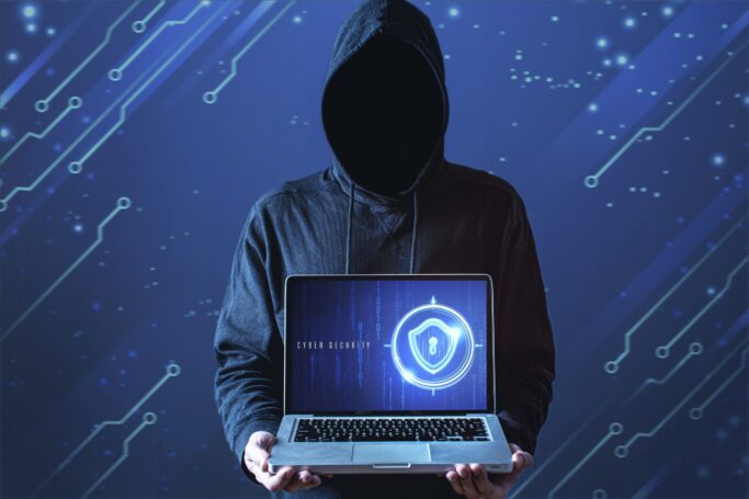 homem-tiro-medio-com-capuz-segurando-laptop Ataques cibernéticos