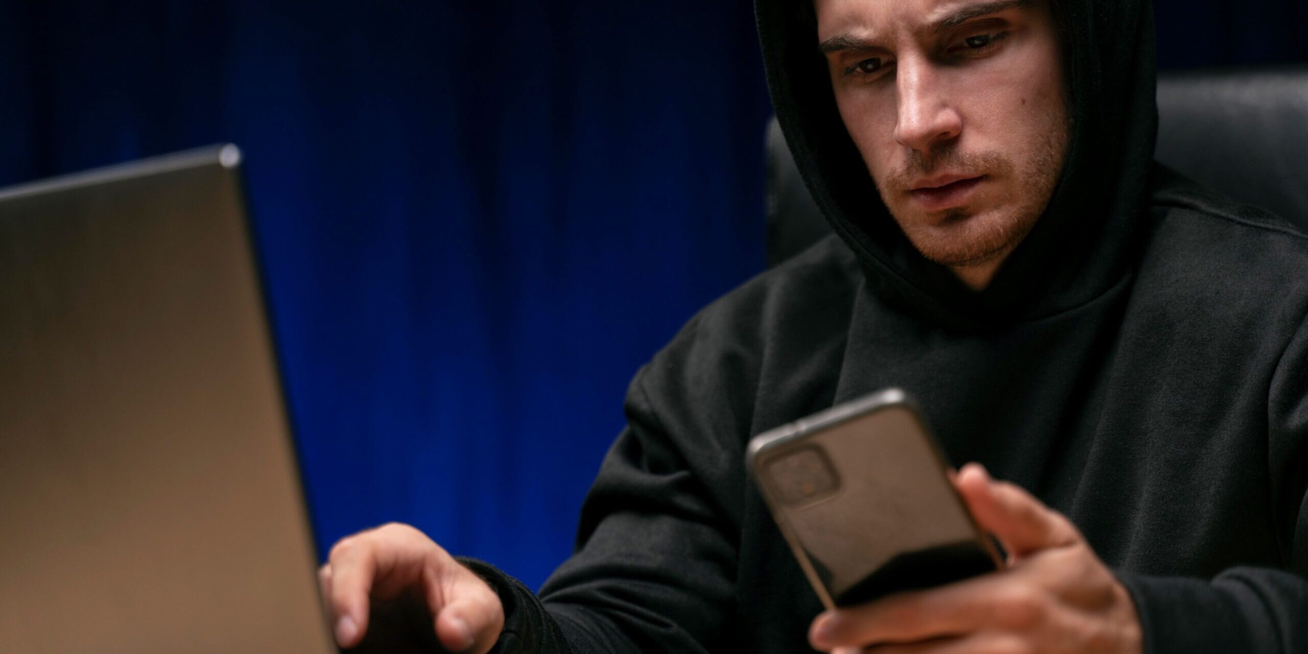 homem-preocupado-com-dispositivos-de-perto Homem preocupado com ataques cibernéticos